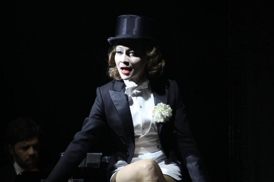 Sona MacDonald als Marlene Dietrich