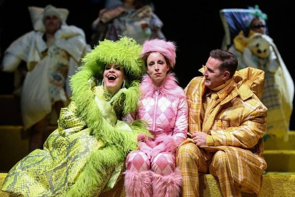 Ursula Pfitzner (Frau Peachum), Johanna Arrouas (Polly), Carsten Süss (Jonathan Peachum), Komparserie