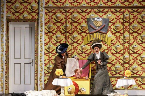 Anett Fritsch (Frau Fluth), Martin Winkler (Sir John Falstaff), Stephanie Maitland (Frau Reich)