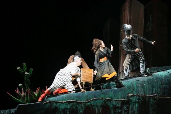 Jakob Semotan (Papageno), Rebecca Nelsen (Pamina), Karl-Michael Ebner (Monostatos), Puppenspieler